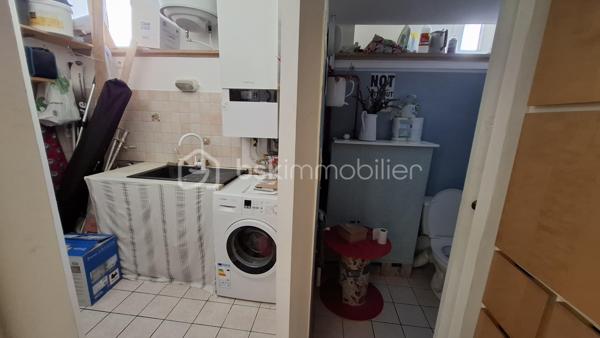 Appartement de 89 m² au sol, situé en rez-de-jardin dans une maison comprenant cinq logements au total, gérée par un syndic bénévole.

Il se compose :
- d’un grand hall d’entrée
- d’une salle d’eau avec douche
- d’un WC indépendant
- d’une pièce faisant office "d’atelier/chaufferie/buanderie", avec évier et rangements
- de deux chambres, dont une avec mezzanine 
- d’une grande pièce de vie lumineuse de 30 m², avec coin cuisine.

La maison dispose d’un jardin principalement collectif. Toutefois, une partie située du côté de l’entrée de l’appartement est privative et lui est réservée.
Le chauffage est assuré par deux systèmes distincts : un chauffage au sol au gaz de ville ainsi qu’une climatisation réversible électrique.

Les atouts de ce bien :
- Emplacement privilégié, à proximité de la piscine et du stade de Chambéry ;
- Appartement lumineux ;
- Volumes confortables ;
- Jardin 

Visite virtuelle disponible sur simple demande.

Contactez-moi pour obtenir davantage de renseignements !