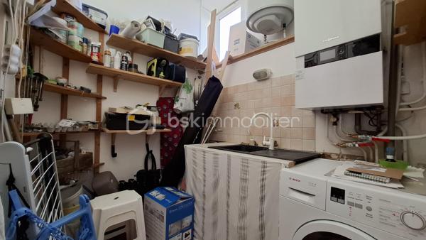 Appartement de 89 m² au sol, situé en rez-de-jardin dans une maison comprenant cinq logements au total, gérée par un syndic bénévole.

Il se compose :
- d’un grand hall d’entrée
- d’une salle d’eau avec douche
- d’un WC indépendant
- d’une pièce faisant office "d’atelier/chaufferie/buanderie", avec évier et rangements
- de deux chambres, dont une avec mezzanine 
- d’une grande pièce de vie lumineuse de 30 m², avec coin cuisine.

La maison dispose d’un jardin principalement collectif. Toutefois, une partie située du côté de l’entrée de l’appartement est privative et lui est réservée.
Le chauffage est assuré par deux systèmes distincts : un chauffage au sol au gaz de ville ainsi qu’une climatisation réversible électrique.

Les atouts de ce bien :
- Emplacement privilégié, à proximité de la piscine et du stade de Chambéry ;
- Appartement lumineux ;
- Volumes confortables ;
- Jardin 

Visite virtuelle disponible sur simple demande.

Contactez-moi pour obtenir davantage de renseignements !