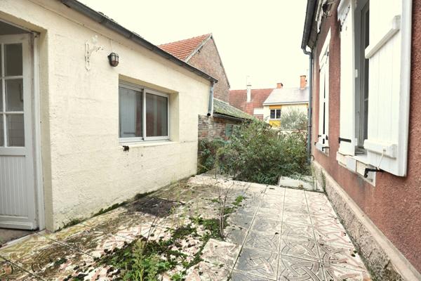 Murs libres d'un LOCAL COMMERCIAL à vendre centre ville rue Eugène LEDUC à LAON (02)