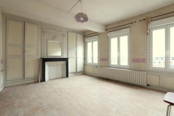 Murs libres d'un LOCAL COMMERCIAL à vendre centre ville rue Eugène LEDUC à LAON (02)