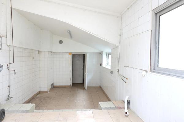 Murs libres d'un LOCAL COMMERCIAL à vendre centre ville rue Eugène LEDUC à LAON (02)