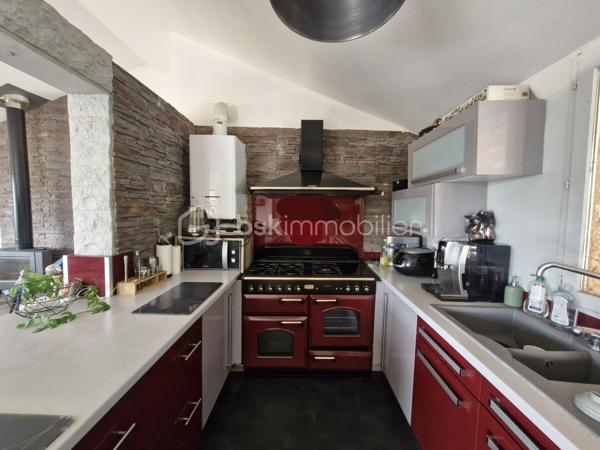 Venez découvrir cette agréable maison familiale, lumineuse, dans un environnement très calme, idéale pour une grande famille ou pour faire des bureaux. 


À l'étage:
-Une Entrée,
-Une grande terrasse couverte avec espace repas,
-Un Balcon,
-Grand séjour chaleureux avec poêle à bois et cuisine ouverte entièrement équipée,
-2 chambres avec rangements,
-Un bureau,
-Une Salle d'eau,
-Un WC indépendant.

Au rez-de-chaussée:
-Grande pièce de vie avec baie vitrée/ salle de jeux / espace cinéma,
-3 chambres supplémentaires,
-Un grand couloir aménagé avec placards,
-Une salle d'eau avec WC,
-Une petite buanderie,
-Une cave.

Extérieurs:
-Portail automatisé,
-Parking pour 2 véhicules,
-Jardin agréable et bien aménagé,
-Piscine sécurisée,
-jacuzzi sous terrasse couverte,
-Atelier indépendant dans le jardin,
-Espace potager derrière la maison.

La maison est dans un environnement résidentiel calme, à proximité des écoles, commerces et transports en commun. Accès rapide vers Toulouse,Colomiers ou Auch.