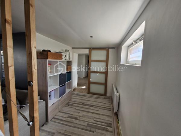 Venez découvrir cette agréable maison familiale, lumineuse, dans un environnement très calme, idéale pour une grande famille ou pour faire des bureaux. 


À l'étage:
-Une Entrée,
-Une grande terrasse couverte avec espace repas,
-Un Balcon,
-Grand séjour chaleureux avec poêle à bois et cuisine ouverte entièrement équipée,
-2 chambres avec rangements,
-Un bureau,
-Une Salle d'eau,
-Un WC indépendant.

Au rez-de-chaussée:
-Grande pièce de vie avec baie vitrée/ salle de jeux / espace cinéma,
-3 chambres supplémentaires,
-Un grand couloir aménagé avec placards,
-Une salle d'eau avec WC,
-Une petite buanderie,
-Une cave.

Extérieurs:
-Portail automatisé,
-Parking pour 2 véhicules,
-Jardin agréable et bien aménagé,
-Piscine sécurisée,
-jacuzzi sous terrasse couverte,
-Atelier indépendant dans le jardin,
-Espace potager derrière la maison.

La maison est dans un environnement résidentiel calme, à proximité des écoles, commerces et transports en commun. Accès rapide vers Toulouse,Colomiers ou Auch.