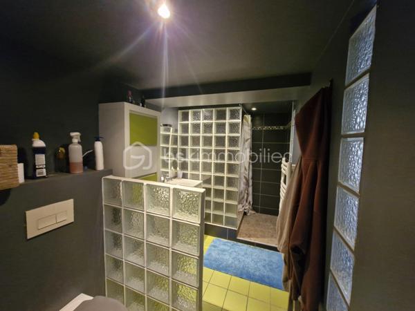 Venez découvrir cette agréable maison familiale, lumineuse, dans un environnement très calme, idéale pour une grande famille ou pour faire des bureaux. 


À l'étage:
-Une Entrée,
-Une grande terrasse couverte avec espace repas,
-Un Balcon,
-Grand séjour chaleureux avec poêle à bois et cuisine ouverte entièrement équipée,
-2 chambres avec rangements,
-Un bureau,
-Une Salle d'eau,
-Un WC indépendant.

Au rez-de-chaussée:
-Grande pièce de vie avec baie vitrée/ salle de jeux / espace cinéma,
-3 chambres supplémentaires,
-Un grand couloir aménagé avec placards,
-Une salle d'eau avec WC,
-Une petite buanderie,
-Une cave.

Extérieurs:
-Portail automatisé,
-Parking pour 2 véhicules,
-Jardin agréable et bien aménagé,
-Piscine sécurisée,
-jacuzzi sous terrasse couverte,
-Atelier indépendant dans le jardin,
-Espace potager derrière la maison.

La maison est dans un environnement résidentiel calme, à proximité des écoles, commerces et transports en commun. Accès rapide vers Toulouse,Colomiers ou Auch.