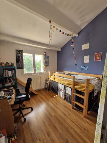 Venez découvrir cette agréable maison familiale, lumineuse, dans un environnement très calme, idéale pour une grande famille ou pour faire des bureaux. 


À l'étage:
-Une Entrée,
-Une grande terrasse couverte avec espace repas,
-Un Balcon,
-Grand séjour chaleureux avec poêle à bois et cuisine ouverte entièrement équipée,
-2 chambres avec rangements,
-Un bureau,
-Une Salle d'eau,
-Un WC indépendant.

Au rez-de-chaussée:
-Grande pièce de vie avec baie vitrée/ salle de jeux / espace cinéma,
-3 chambres supplémentaires,
-Un grand couloir aménagé avec placards,
-Une salle d'eau avec WC,
-Une petite buanderie,
-Une cave.

Extérieurs:
-Portail automatisé,
-Parking pour 2 véhicules,
-Jardin agréable et bien aménagé,
-Piscine sécurisée,
-jacuzzi sous terrasse couverte,
-Atelier indépendant dans le jardin,
-Espace potager derrière la maison.

La maison est dans un environnement résidentiel calme, à proximité des écoles, commerces et transports en commun. Accès rapide vers Toulouse,Colomiers ou Auch.