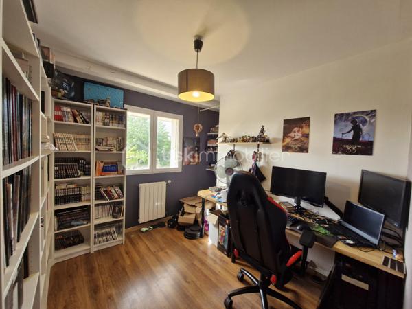 Venez découvrir cette agréable maison familiale, lumineuse, dans un environnement très calme, idéale pour une grande famille ou pour faire des bureaux. 


À l'étage:
-Une Entrée,
-Une grande terrasse couverte avec espace repas,
-Un Balcon,
-Grand séjour chaleureux avec poêle à bois et cuisine ouverte entièrement équipée,
-2 chambres avec rangements,
-Un bureau,
-Une Salle d'eau,
-Un WC indépendant.

Au rez-de-chaussée:
-Grande pièce de vie avec baie vitrée/ salle de jeux / espace cinéma,
-3 chambres supplémentaires,
-Un grand couloir aménagé avec placards,
-Une salle d'eau avec WC,
-Une petite buanderie,
-Une cave.

Extérieurs:
-Portail automatisé,
-Parking pour 2 véhicules,
-Jardin agréable et bien aménagé,
-Piscine sécurisée,
-jacuzzi sous terrasse couverte,
-Atelier indépendant dans le jardin,
-Espace potager derrière la maison.

La maison est dans un environnement résidentiel calme, à proximité des écoles, commerces et transports en commun. Accès rapide vers Toulouse,Colomiers ou Auch.
