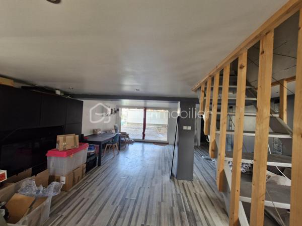 Venez découvrir cette agréable maison familiale, lumineuse, dans un environnement très calme, idéale pour une grande famille ou pour faire des bureaux. 


À l'étage:
-Une Entrée,
-Une grande terrasse couverte avec espace repas,
-Un Balcon,
-Grand séjour chaleureux avec poêle à bois et cuisine ouverte entièrement équipée,
-2 chambres avec rangements,
-Un bureau,
-Une Salle d'eau,
-Un WC indépendant.

Au rez-de-chaussée:
-Grande pièce de vie avec baie vitrée/ salle de jeux / espace cinéma,
-3 chambres supplémentaires,
-Un grand couloir aménagé avec placards,
-Une salle d'eau avec WC,
-Une petite buanderie,
-Une cave.

Extérieurs:
-Portail automatisé,
-Parking pour 2 véhicules,
-Jardin agréable et bien aménagé,
-Piscine sécurisée,
-jacuzzi sous terrasse couverte,
-Atelier indépendant dans le jardin,
-Espace potager derrière la maison.

La maison est dans un environnement résidentiel calme, à proximité des écoles, commerces et transports en commun. Accès rapide vers Toulouse,Colomiers ou Auch.