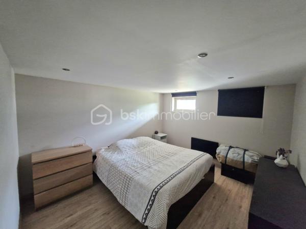 Venez découvrir cette agréable maison familiale, lumineuse, dans un environnement très calme, idéale pour une grande famille ou pour faire des bureaux. 


À l'étage:
-Une Entrée,
-Une grande terrasse couverte avec espace repas,
-Un Balcon,
-Grand séjour chaleureux avec poêle à bois et cuisine ouverte entièrement équipée,
-2 chambres avec rangements,
-Un bureau,
-Une Salle d'eau,
-Un WC indépendant.

Au rez-de-chaussée:
-Grande pièce de vie avec baie vitrée/ salle de jeux / espace cinéma,
-3 chambres supplémentaires,
-Un grand couloir aménagé avec placards,
-Une salle d'eau avec WC,
-Une petite buanderie,
-Une cave.

Extérieurs:
-Portail automatisé,
-Parking pour 2 véhicules,
-Jardin agréable et bien aménagé,
-Piscine sécurisée,
-jacuzzi sous terrasse couverte,
-Atelier indépendant dans le jardin,
-Espace potager derrière la maison.

La maison est dans un environnement résidentiel calme, à proximité des écoles, commerces et transports en commun. Accès rapide vers Toulouse,Colomiers ou Auch.