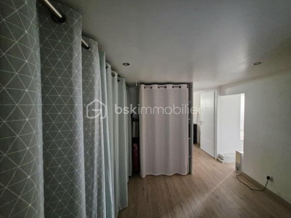 Venez découvrir cette agréable maison familiale, lumineuse, dans un environnement très calme, idéale pour une grande famille ou pour faire des bureaux. 


À l'étage:
-Une Entrée,
-Une grande terrasse couverte avec espace repas,
-Un Balcon,
-Grand séjour chaleureux avec poêle à bois et cuisine ouverte entièrement équipée,
-2 chambres avec rangements,
-Un bureau,
-Une Salle d'eau,
-Un WC indépendant.

Au rez-de-chaussée:
-Grande pièce de vie avec baie vitrée/ salle de jeux / espace cinéma,
-3 chambres supplémentaires,
-Un grand couloir aménagé avec placards,
-Une salle d'eau avec WC,
-Une petite buanderie,
-Une cave.

Extérieurs:
-Portail automatisé,
-Parking pour 2 véhicules,
-Jardin agréable et bien aménagé,
-Piscine sécurisée,
-jacuzzi sous terrasse couverte,
-Atelier indépendant dans le jardin,
-Espace potager derrière la maison.

La maison est dans un environnement résidentiel calme, à proximité des écoles, commerces et transports en commun. Accès rapide vers Toulouse,Colomiers ou Auch.