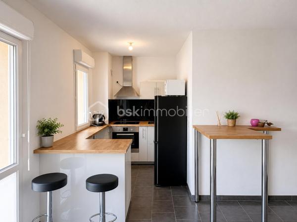 Appartement d'environ 67 m² situé au calme, au sein d'une petite copropriété de propriétaires de 5 appartements.

L'un de ses principaux atouts réside dans ses TRÈS FAIBLES CHARGES de copropriété : seulement 246 € par an, soit 20,50 € par mois.

Le bien se compose d'un grand séjour lumineux avec cuisine ouverte et équipée, et de deux belles chambres avec placards offrant une agréable luminosité naturelle.

Une place de parking privative complète l'ensemble, ainsi qu'un local à vélos au sein de la résidence.

Taxe foncière : 711 €.

Un appartement fonctionnel et économique, idéal pour une résidence principale ou un investissement locatif.