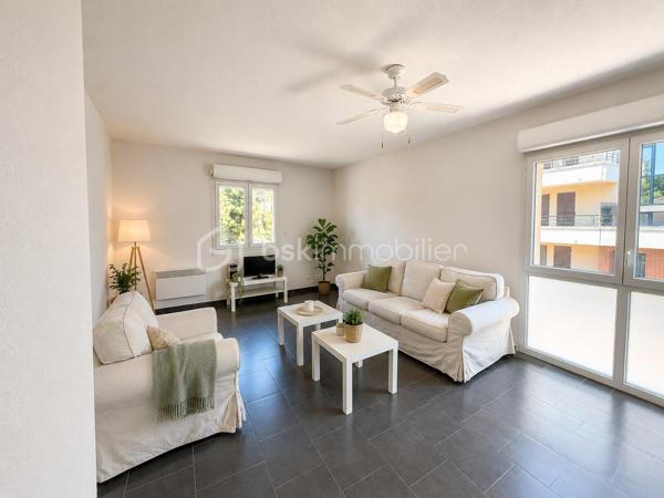 Appartement d'environ 67 m² situé au calme, au sein d'une petite copropriété de propriétaires de 5 appartements.

L'un de ses principaux atouts réside dans ses TRÈS FAIBLES CHARGES de copropriété : seulement 246 € par an, soit 20,50 € par mois.

Le bien se compose d'un grand séjour lumineux avec cuisine ouverte et équipée, et de deux belles chambres avec placards offrant une agréable luminosité naturelle.

Une place de parking privative complète l'ensemble, ainsi qu'un local à vélos au sein de la résidence.

Taxe foncière : 711 €.

Un appartement fonctionnel et économique, idéal pour une résidence principale ou un investissement locatif.