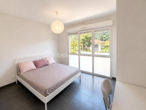 Appartement d'environ 67 m² situé au calme, au sein d'une petite copropriété de propriétaires de 5 appartements.

L'un de ses principaux atouts réside dans ses TRÈS FAIBLES CHARGES de copropriété : seulement 246 € par an, soit 20,50 € par mois.

Le bien se compose d'un grand séjour lumineux avec cuisine ouverte et équipée, et de deux belles chambres avec placards offrant une agréable luminosité naturelle.

Une place de parking privative complète l'ensemble, ainsi qu'un local à vélos au sein de la résidence.

Taxe foncière : 711 €.

Un appartement fonctionnel et économique, idéal pour une résidence principale ou un investissement locatif.