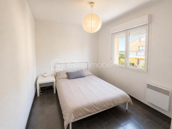 Appartement d'environ 67 m² situé au calme, au sein d'une petite copropriété de propriétaires de 5 appartements.

L'un de ses principaux atouts réside dans ses TRÈS FAIBLES CHARGES de copropriété : seulement 246 € par an, soit 20,50 € par mois.

Le bien se compose d'un grand séjour lumineux avec cuisine ouverte et équipée, et de deux belles chambres avec placards offrant une agréable luminosité naturelle.

Une place de parking privative complète l'ensemble, ainsi qu'un local à vélos au sein de la résidence.

Taxe foncière : 711 €.

Un appartement fonctionnel et économique, idéal pour une résidence principale ou un investissement locatif.
