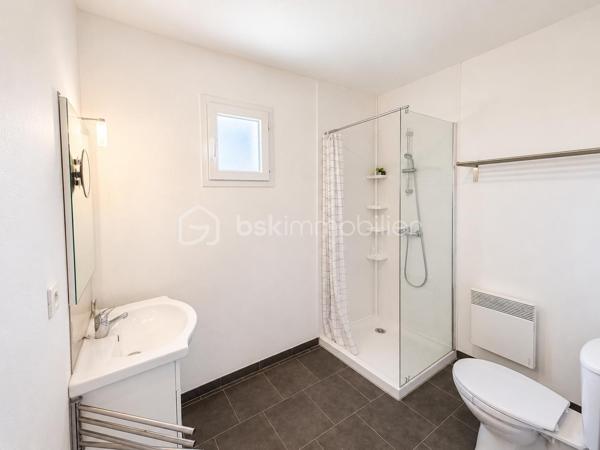 Appartement d'environ 67 m² situé au calme, au sein d'une petite copropriété de propriétaires de 5 appartements.

L'un de ses principaux atouts réside dans ses TRÈS FAIBLES CHARGES de copropriété : seulement 246 € par an, soit 20,50 € par mois.

Le bien se compose d'un grand séjour lumineux avec cuisine ouverte et équipée, et de deux belles chambres avec placards offrant une agréable luminosité naturelle.

Une place de parking privative complète l'ensemble, ainsi qu'un local à vélos au sein de la résidence.

Taxe foncière : 711 €.

Un appartement fonctionnel et économique, idéal pour une résidence principale ou un investissement locatif.