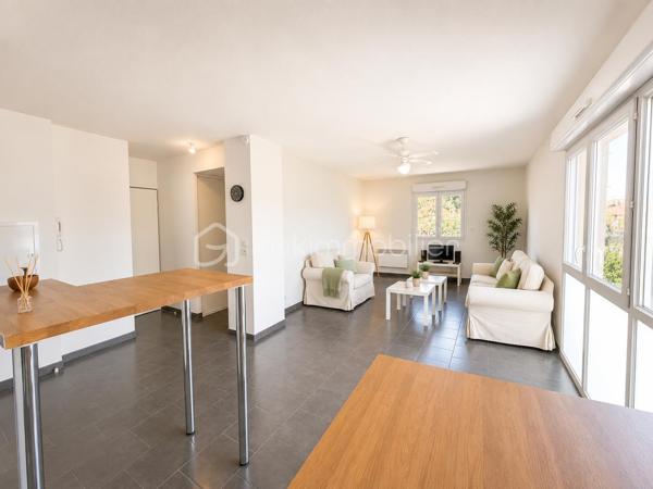 Appartement d'environ 67 m² situé au calme, au sein d'une petite copropriété de propriétaires de 5 appartements.

L'un de ses principaux atouts réside dans ses TRÈS FAIBLES CHARGES de copropriété : seulement 246 € par an, soit 20,50 € par mois.

Le bien se compose d'un grand séjour lumineux avec cuisine ouverte et équipée, et de deux belles chambres avec placards offrant une agréable luminosité naturelle.

Une place de parking privative complète l'ensemble, ainsi qu'un local à vélos au sein de la résidence.

Taxe foncière : 711 €.

Un appartement fonctionnel et économique, idéal pour une résidence principale ou un investissement locatif.