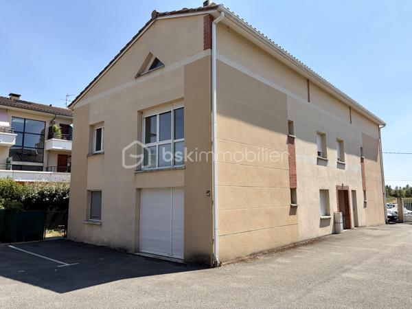 Appartement d'environ 67 m² situé au calme, au sein d'une petite copropriété de propriétaires de 5 appartements.

L'un de ses principaux atouts réside dans ses TRÈS FAIBLES CHARGES de copropriété : seulement 246 € par an, soit 20,50 € par mois.

Le bien se compose d'un grand séjour lumineux avec cuisine ouverte et équipée, et de deux belles chambres avec placards offrant une agréable luminosité naturelle.

Une place de parking privative complète l'ensemble, ainsi qu'un local à vélos au sein de la résidence.

Taxe foncière : 711 €.

Un appartement fonctionnel et économique, idéal pour une résidence principale ou un investissement locatif.