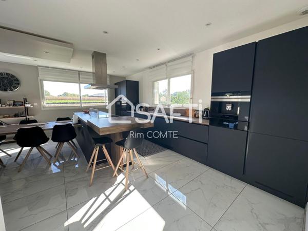 Découvrez cette maison neuve exceptionnelle, idéalement conçue pour offrir un confort de vie inégalé!!