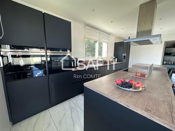 Découvrez cette maison neuve exceptionnelle, idéalement conçue pour offrir un confort de vie inégalé!!