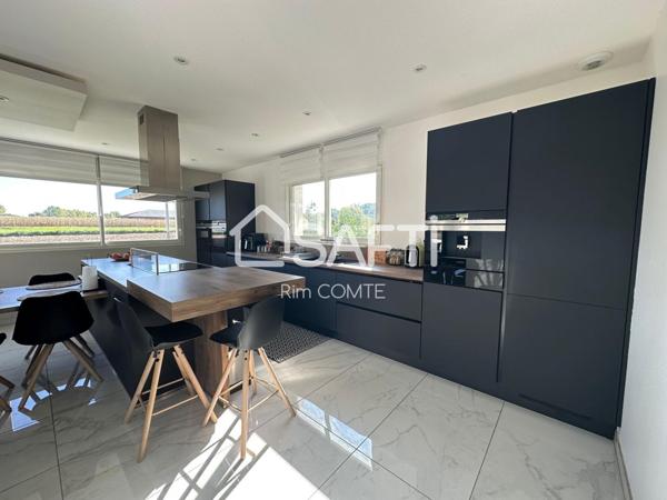 Découvrez cette maison neuve exceptionnelle, idéalement conçue pour offrir un confort de vie inégalé!!