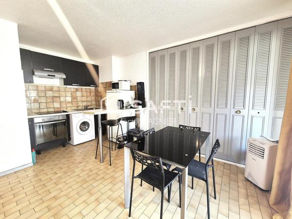 A rénover à votre gout : grand appartement T2 de 48m2 carrez avec terrasse, dans une résidence sécurisée - centre ville plage et port à pied- CAVALAIRE SUR MER