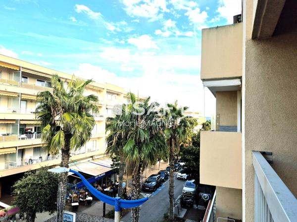 A rénover à votre gout : grand appartement T2 de 48m2 carrez avec terrasse, dans une résidence sécurisée - centre ville plage et port à pied- CAVALAIRE SUR MER