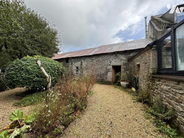 A VENDRE (56) PROPRIETE AVEC LONGERE RENOVEE AVEC GOUT ET DEPENDANCES