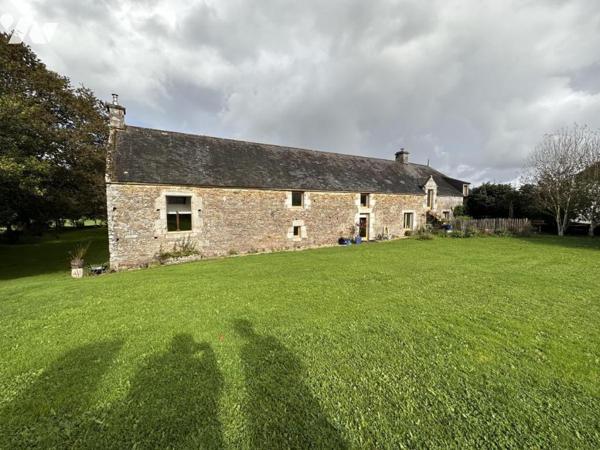 A VENDRE (56) PROPRIETE AVEC LONGERE RENOVEE AVEC GOUT ET DEPENDANCES