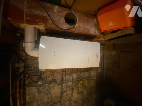 Maison en pierre sur terrain de 215m², 4 chambres plus bureau