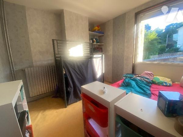 Maison en pierre sur terrain de 215m², 4 chambres plus bureau