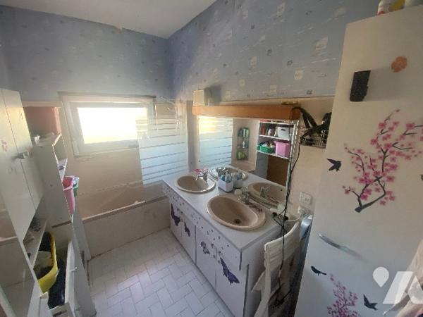 Maison en pierre sur terrain de 215m², 4 chambres plus bureau