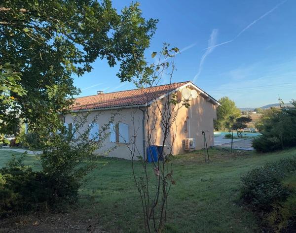 JOLIE MAISON DE PLAIN-PIED: 3 ch+bureau. Garage, piscine.