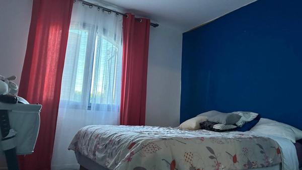 JOLIE MAISON DE PLAIN-PIED: 3 ch+bureau. Garage, piscine.