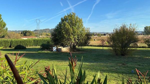 JOLIE MAISON DE PLAIN-PIED: 3 ch+bureau. Garage, piscine.