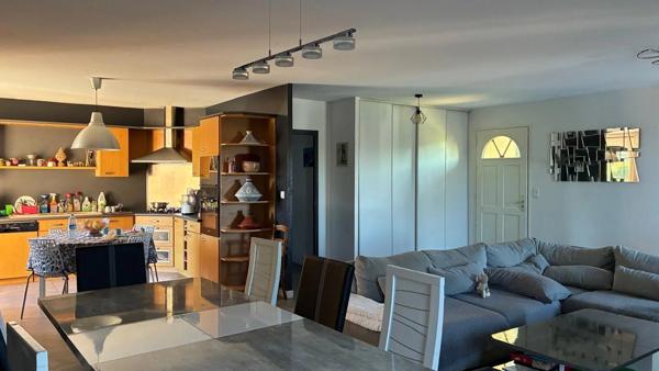 JOLIE MAISON DE PLAIN-PIED: 3 ch+bureau. Garage, piscine.