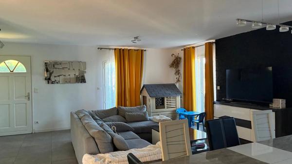 JOLIE MAISON DE PLAIN-PIED: 3 ch+bureau. Garage, piscine.