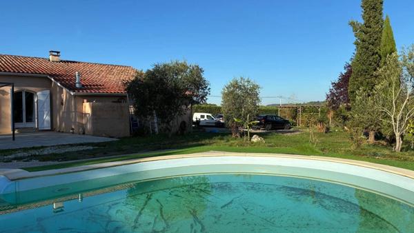JOLIE MAISON DE PLAIN-PIED: 3 ch+bureau. Garage, piscine.