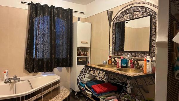 JOLIE MAISON DE PLAIN-PIED: 3 ch+bureau. Garage, piscine.