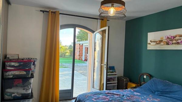 JOLIE MAISON DE PLAIN-PIED: 3 ch+bureau. Garage, piscine.