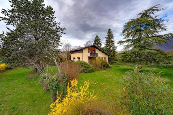 Maison de famille avec grand jardin proche commerces de proximité