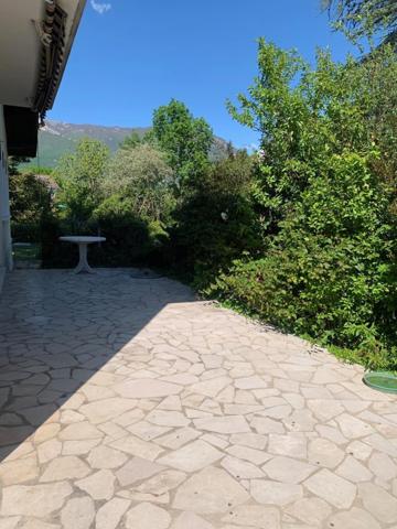 Maison de famille avec grand jardin proche commerces de proximité