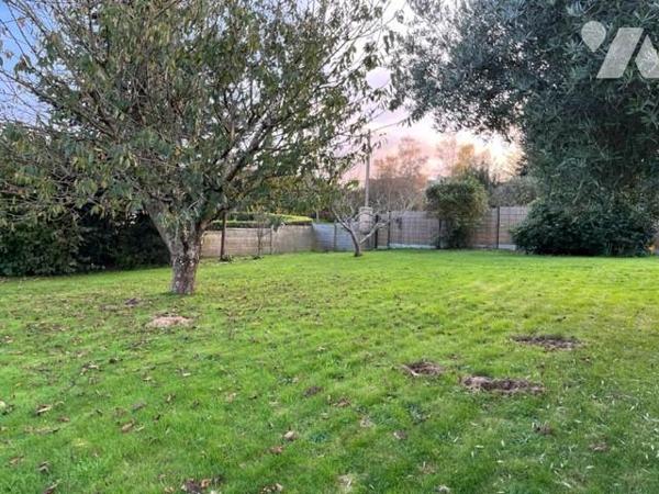 Terrain proche bourg 