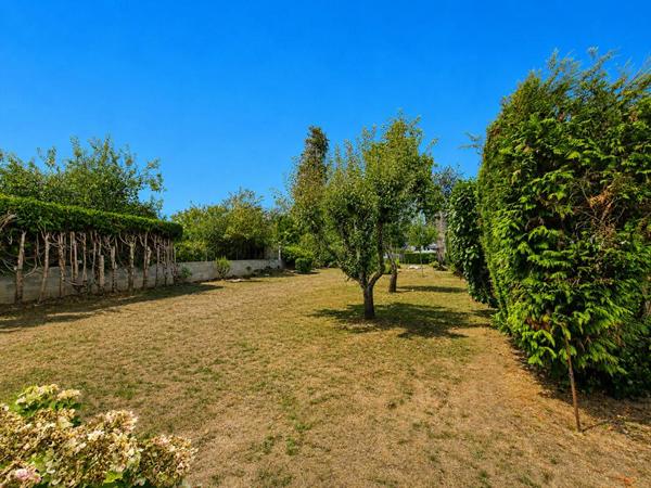 TERRAIN CONSTRUCTIBLE 497 m² - avec GARAGE - CENTRE À 350 m