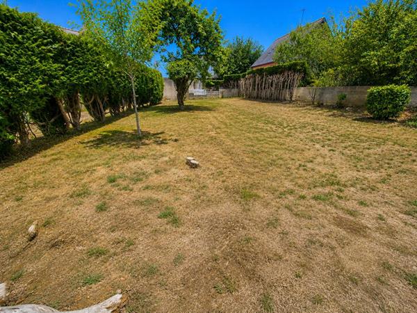 TERRAIN CONSTRUCTIBLE 497 m² - avec GARAGE - CENTRE À 350 m