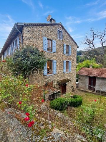 Alliant caractère authentique et confort moderne, cette demeure en pierre offre un cadre de vie privilégié. Idéalement située, vous profiterez du calme d'un village pittoresque tout en restant à proximité immédiate des commodités (à seulement 6-7 minutes de La Bastide-de-Sérou), à environ 20 minutes de Saint-Girons 09200 et 15 minutes du Mas d'Azil 09290.

​Caractéristiques principales :

​Surface habitable : Environ 190 m² habitables répartis sur deux niveaux.
​Espaces de vie : Un vaste hall d’entrée accueillant dessert un salon lumineux (24m²) et une salle à manger conviviale (23m²).
​Cuisine : Une cuisine aménagée et équipée, avec cheminée de 18m².
​Nuit : L’étage dispose de quatre chambres spacieuses (de 15 à 24m²). Parmi elles, une véritable suite parentale comprenant son dressing privé ainsi qu'une salle d'eau attenante (avec WC et bidet).
​Confort : Une salle d’eau supplémentaire, une buanderie pratique et des toilettes séparées.
​Prestations et extérieurs :

​Cachet : De superbes boiseries intérieures soulignent l'élégance de cette maison de maître.
​Annexes : Un sous-sol total de 64m² offrant de nombreux espaces de stockage, ainsi qu'une cave de 44m² idéale pour les amateurs de vin.
​Terrain : Un extérieur de 250 m² avec abri de jardin, parfait pour profiter des beaux jours sans l'entretien d'un grand domaine.
​Pourquoi cette maison ?

Si vous recherchez une demeure de caractère, alliant l'authenticité de la pierre aux volumes généreux, cette maison est faite pour vous. Son emplacement stratégique, proche de La Bastide-de-Sérou, en fait un lieu de vie parfait, que ce soit pour une résidence principale ou une maison de vacances de prestige.

​N'hésitez pas à me contacter pour organiser une visite et succomber au charme de cette demeure exceptionnelle.