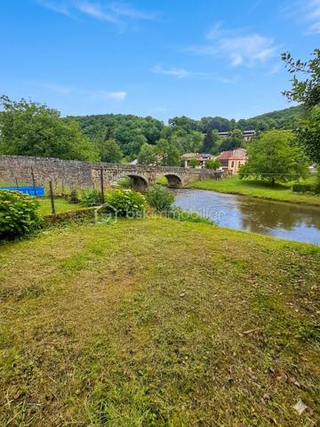 Alliant caractère authentique et confort moderne, cette demeure en pierre offre un cadre de vie privilégié. Idéalement située, vous profiterez du calme d'un village pittoresque tout en restant à proximité immédiate des commodités (à seulement 6-7 minutes de La Bastide-de-Sérou), à environ 20 minutes de Saint-Girons 09200 et 15 minutes du Mas d'Azil 09290.

​Caractéristiques principales :

​Surface habitable : Environ 190 m² habitables répartis sur deux niveaux.
​Espaces de vie : Un vaste hall d’entrée accueillant dessert un salon lumineux (24m²) et une salle à manger conviviale (23m²).
​Cuisine : Une cuisine aménagée et équipée, avec cheminée de 18m².
​Nuit : L’étage dispose de quatre chambres spacieuses (de 15 à 24m²). Parmi elles, une véritable suite parentale comprenant son dressing privé ainsi qu'une salle d'eau attenante (avec WC et bidet).
​Confort : Une salle d’eau supplémentaire, une buanderie pratique et des toilettes séparées.
​Prestations et extérieurs :

​Cachet : De superbes boiseries intérieures soulignent l'élégance de cette maison de maître.
​Annexes : Un sous-sol total de 64m² offrant de nombreux espaces de stockage, ainsi qu'une cave de 44m² idéale pour les amateurs de vin.
​Terrain : Un extérieur de 250 m² avec abri de jardin, parfait pour profiter des beaux jours sans l'entretien d'un grand domaine.
​Pourquoi cette maison ?

Si vous recherchez une demeure de caractère, alliant l'authenticité de la pierre aux volumes généreux, cette maison est faite pour vous. Son emplacement stratégique, proche de La Bastide-de-Sérou, en fait un lieu de vie parfait, que ce soit pour une résidence principale ou une maison de vacances de prestige.

​N'hésitez pas à me contacter pour organiser une visite et succomber au charme de cette demeure exceptionnelle.