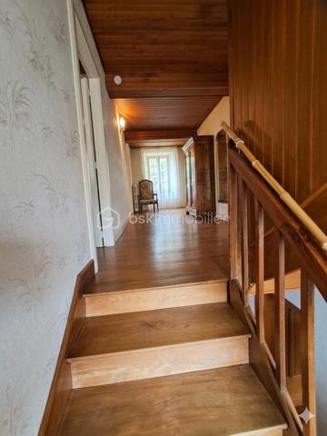 Alliant caractère authentique et confort moderne, cette demeure en pierre offre un cadre de vie privilégié. Idéalement située, vous profiterez du calme d'un village pittoresque tout en restant à proximité immédiate des commodités (à seulement 6-7 minutes de La Bastide-de-Sérou), à environ 20 minutes de Saint-Girons 09200 et 15 minutes du Mas d'Azil 09290.

​Caractéristiques principales :

​Surface habitable : Environ 190 m² habitables répartis sur deux niveaux.
​Espaces de vie : Un vaste hall d’entrée accueillant dessert un salon lumineux (24m²) et une salle à manger conviviale (23m²).
​Cuisine : Une cuisine aménagée et équipée, avec cheminée de 18m².
​Nuit : L’étage dispose de quatre chambres spacieuses (de 15 à 24m²). Parmi elles, une véritable suite parentale comprenant son dressing privé ainsi qu'une salle d'eau attenante (avec WC et bidet).
​Confort : Une salle d’eau supplémentaire, une buanderie pratique et des toilettes séparées.
​Prestations et extérieurs :

​Cachet : De superbes boiseries intérieures soulignent l'élégance de cette maison de maître.
​Annexes : Un sous-sol total de 64m² offrant de nombreux espaces de stockage, ainsi qu'une cave de 44m² idéale pour les amateurs de vin.
​Terrain : Un extérieur de 250 m² avec abri de jardin, parfait pour profiter des beaux jours sans l'entretien d'un grand domaine.
​Pourquoi cette maison ?

Si vous recherchez une demeure de caractère, alliant l'authenticité de la pierre aux volumes généreux, cette maison est faite pour vous. Son emplacement stratégique, proche de La Bastide-de-Sérou, en fait un lieu de vie parfait, que ce soit pour une résidence principale ou une maison de vacances de prestige.

​N'hésitez pas à me contacter pour organiser une visite et succomber au charme de cette demeure exceptionnelle.