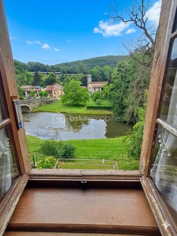 Alliant caractère authentique et confort moderne, cette demeure en pierre offre un cadre de vie privilégié. Idéalement située, vous profiterez du calme d'un village pittoresque tout en restant à proximité immédiate des commodités (à seulement 6-7 minutes de La Bastide-de-Sérou), à environ 20 minutes de Saint-Girons 09200 et 15 minutes du Mas d'Azil 09290.

​Caractéristiques principales :

​Surface habitable : Environ 190 m² habitables répartis sur deux niveaux.
​Espaces de vie : Un vaste hall d’entrée accueillant dessert un salon lumineux (24m²) et une salle à manger conviviale (23m²).
​Cuisine : Une cuisine aménagée et équipée, avec cheminée de 18m².
​Nuit : L’étage dispose de quatre chambres spacieuses (de 15 à 24m²). Parmi elles, une véritable suite parentale comprenant son dressing privé ainsi qu'une salle d'eau attenante (avec WC et bidet).
​Confort : Une salle d’eau supplémentaire, une buanderie pratique et des toilettes séparées.
​Prestations et extérieurs :

​Cachet : De superbes boiseries intérieures soulignent l'élégance de cette maison de maître.
​Annexes : Un sous-sol total de 64m² offrant de nombreux espaces de stockage, ainsi qu'une cave de 44m² idéale pour les amateurs de vin.
​Terrain : Un extérieur de 250 m² avec abri de jardin, parfait pour profiter des beaux jours sans l'entretien d'un grand domaine.
​Pourquoi cette maison ?

Si vous recherchez une demeure de caractère, alliant l'authenticité de la pierre aux volumes généreux, cette maison est faite pour vous. Son emplacement stratégique, proche de La Bastide-de-Sérou, en fait un lieu de vie parfait, que ce soit pour une résidence principale ou une maison de vacances de prestige.

​N'hésitez pas à me contacter pour organiser une visite et succomber au charme de cette demeure exceptionnelle.