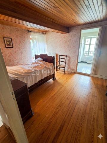 Alliant caractère authentique et confort moderne, cette demeure en pierre offre un cadre de vie privilégié. Idéalement située, vous profiterez du calme d'un village pittoresque tout en restant à proximité immédiate des commodités (à seulement 6-7 minutes de La Bastide-de-Sérou), à environ 20 minutes de Saint-Girons 09200 et 15 minutes du Mas d'Azil 09290.

​Caractéristiques principales :

​Surface habitable : Environ 190 m² habitables répartis sur deux niveaux.
​Espaces de vie : Un vaste hall d’entrée accueillant dessert un salon lumineux (24m²) et une salle à manger conviviale (23m²).
​Cuisine : Une cuisine aménagée et équipée, avec cheminée de 18m².
​Nuit : L’étage dispose de quatre chambres spacieuses (de 15 à 24m²). Parmi elles, une véritable suite parentale comprenant son dressing privé ainsi qu'une salle d'eau attenante (avec WC et bidet).
​Confort : Une salle d’eau supplémentaire, une buanderie pratique et des toilettes séparées.
​Prestations et extérieurs :

​Cachet : De superbes boiseries intérieures soulignent l'élégance de cette maison de maître.
​Annexes : Un sous-sol total de 64m² offrant de nombreux espaces de stockage, ainsi qu'une cave de 44m² idéale pour les amateurs de vin.
​Terrain : Un extérieur de 250 m² avec abri de jardin, parfait pour profiter des beaux jours sans l'entretien d'un grand domaine.
​Pourquoi cette maison ?

Si vous recherchez une demeure de caractère, alliant l'authenticité de la pierre aux volumes généreux, cette maison est faite pour vous. Son emplacement stratégique, proche de La Bastide-de-Sérou, en fait un lieu de vie parfait, que ce soit pour une résidence principale ou une maison de vacances de prestige.

​N'hésitez pas à me contacter pour organiser une visite et succomber au charme de cette demeure exceptionnelle.