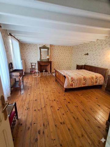 Alliant caractère authentique et confort moderne, cette demeure en pierre offre un cadre de vie privilégié. Idéalement située, vous profiterez du calme d'un village pittoresque tout en restant à proximité immédiate des commodités (à seulement 6-7 minutes de La Bastide-de-Sérou), à environ 20 minutes de Saint-Girons 09200 et 15 minutes du Mas d'Azil 09290.

​Caractéristiques principales :

​Surface habitable : Environ 190 m² habitables répartis sur deux niveaux.
​Espaces de vie : Un vaste hall d’entrée accueillant dessert un salon lumineux (24m²) et une salle à manger conviviale (23m²).
​Cuisine : Une cuisine aménagée et équipée, avec cheminée de 18m².
​Nuit : L’étage dispose de quatre chambres spacieuses (de 15 à 24m²). Parmi elles, une véritable suite parentale comprenant son dressing privé ainsi qu'une salle d'eau attenante (avec WC et bidet).
​Confort : Une salle d’eau supplémentaire, une buanderie pratique et des toilettes séparées.
​Prestations et extérieurs :

​Cachet : De superbes boiseries intérieures soulignent l'élégance de cette maison de maître.
​Annexes : Un sous-sol total de 64m² offrant de nombreux espaces de stockage, ainsi qu'une cave de 44m² idéale pour les amateurs de vin.
​Terrain : Un extérieur de 250 m² avec abri de jardin, parfait pour profiter des beaux jours sans l'entretien d'un grand domaine.
​Pourquoi cette maison ?

Si vous recherchez une demeure de caractère, alliant l'authenticité de la pierre aux volumes généreux, cette maison est faite pour vous. Son emplacement stratégique, proche de La Bastide-de-Sérou, en fait un lieu de vie parfait, que ce soit pour une résidence principale ou une maison de vacances de prestige.

​N'hésitez pas à me contacter pour organiser une visite et succomber au charme de cette demeure exceptionnelle.
