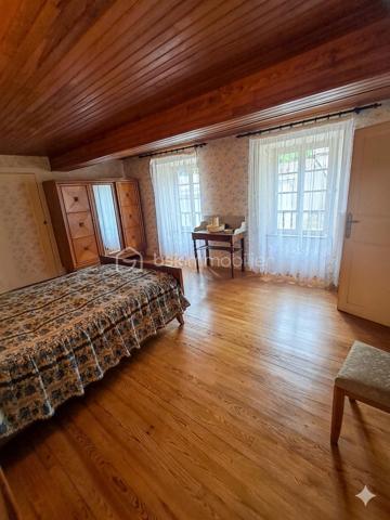 Alliant caractère authentique et confort moderne, cette demeure en pierre offre un cadre de vie privilégié. Idéalement située, vous profiterez du calme d'un village pittoresque tout en restant à proximité immédiate des commodités (à seulement 6-7 minutes de La Bastide-de-Sérou), à environ 20 minutes de Saint-Girons 09200 et 15 minutes du Mas d'Azil 09290.

​Caractéristiques principales :

​Surface habitable : Environ 190 m² habitables répartis sur deux niveaux.
​Espaces de vie : Un vaste hall d’entrée accueillant dessert un salon lumineux (24m²) et une salle à manger conviviale (23m²).
​Cuisine : Une cuisine aménagée et équipée, avec cheminée de 18m².
​Nuit : L’étage dispose de quatre chambres spacieuses (de 15 à 24m²). Parmi elles, une véritable suite parentale comprenant son dressing privé ainsi qu'une salle d'eau attenante (avec WC et bidet).
​Confort : Une salle d’eau supplémentaire, une buanderie pratique et des toilettes séparées.
​Prestations et extérieurs :

​Cachet : De superbes boiseries intérieures soulignent l'élégance de cette maison de maître.
​Annexes : Un sous-sol total de 64m² offrant de nombreux espaces de stockage, ainsi qu'une cave de 44m² idéale pour les amateurs de vin.
​Terrain : Un extérieur de 250 m² avec abri de jardin, parfait pour profiter des beaux jours sans l'entretien d'un grand domaine.
​Pourquoi cette maison ?

Si vous recherchez une demeure de caractère, alliant l'authenticité de la pierre aux volumes généreux, cette maison est faite pour vous. Son emplacement stratégique, proche de La Bastide-de-Sérou, en fait un lieu de vie parfait, que ce soit pour une résidence principale ou une maison de vacances de prestige.

​N'hésitez pas à me contacter pour organiser une visite et succomber au charme de cette demeure exceptionnelle.